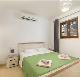 4 bedroom villa bedroom with pool, Svetvinčenat, Istria, sleeps 8